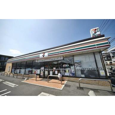 セブンイレブン草加西町保健所通り店 距離:433m