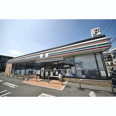 セブンイレブン草加西町保健所通り店 距離:433m