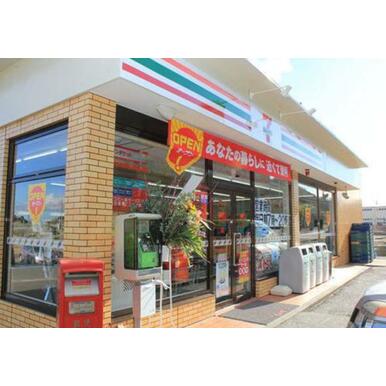 セブンイレブン多摩動物公園店 距離：179m