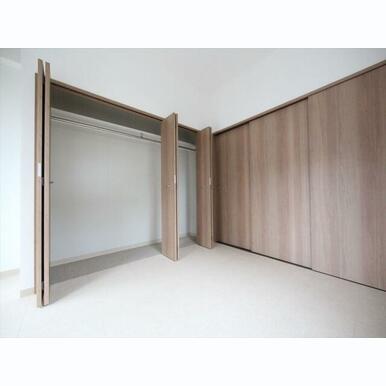 洋室6帖 クローゼット付(収納充実してます)