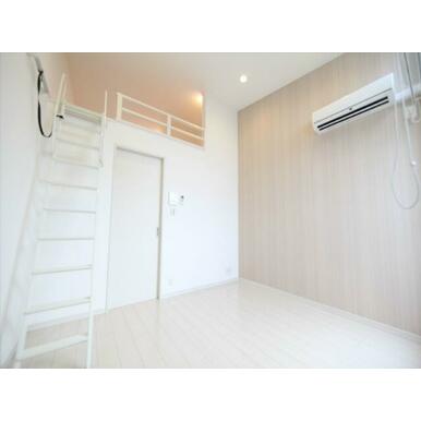 洋室５．７帖　ロフト５．９帖（収納でもお部屋でも使えます）