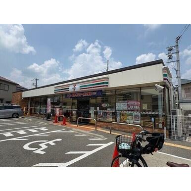 セブンイレブン箕面坊島1丁目店 距離：308m