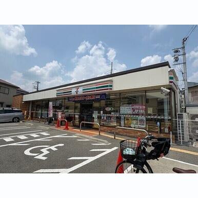 セブンイレブン箕面坊島1丁目店 距離:308m