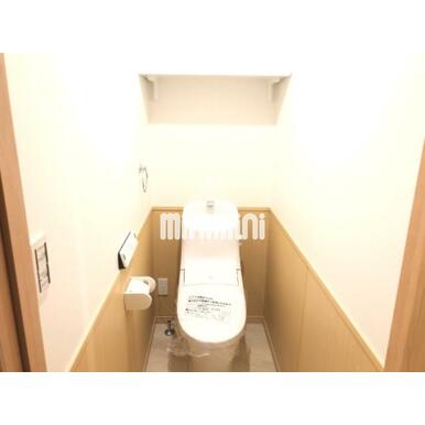 ウォシュレット付き、上部棚もあります