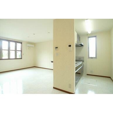窓が多めの明るいお部屋です♪
