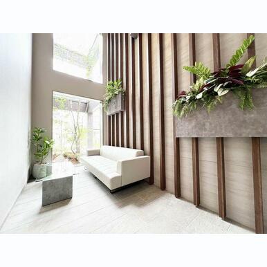 ■ラウンジ■風除室には入居者様の憩いのスペースにもなるラウンジを採用