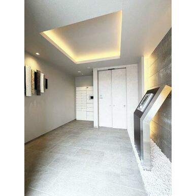 ■メインエントランス■自動ドアの先にはオートロックを採用し防犯にも考慮した仕様となっております