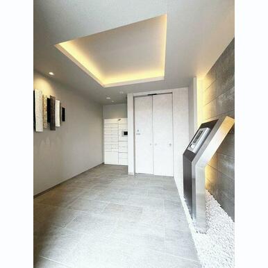 ■メインエントランス■自動ドアの先にはオートロックを採用し防犯にも考慮した仕様となっております