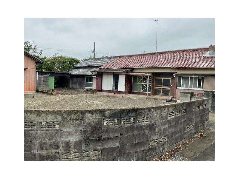 Tsu City, Kumoide Ikuratsu-cho (Takachaya Station) Single-story building 9LDK