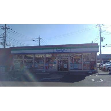 ファミリーマート伊奈学園前店 距離：1,570m