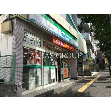 ファミリーマート本駒込駅前店 距離：137m