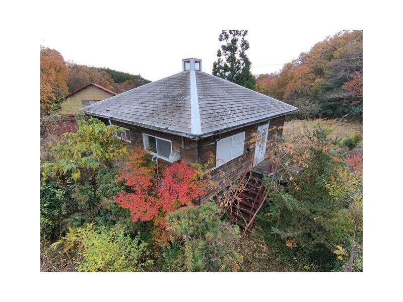 8 minutes walk from IR Ishikawa Railway "Komaiko" station.