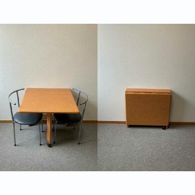 折りたたみ式テーブルはコンパクトに収まります。(2階)