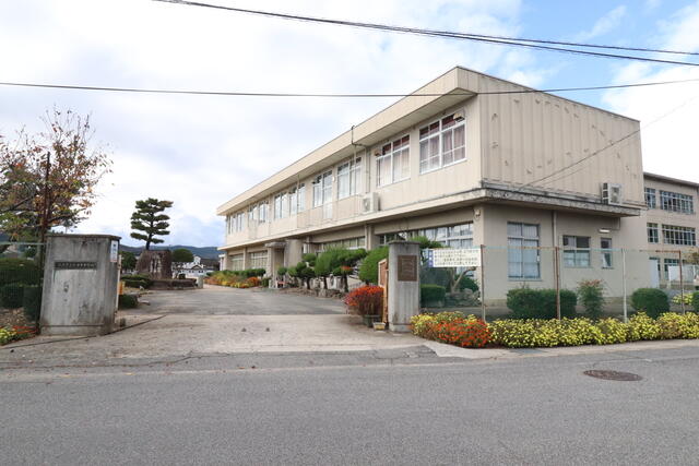 アットホーム】三次市 十日市中4丁目 (三次駅 ) 2階建 7DK アットホーム】三次市 十日市中4丁目 (三次駅 ) 2階建 7DK