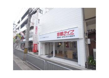 阪急西院駅を西　四条通りの南側に面してます。