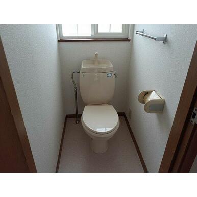 落ち着いた色調のトイレです