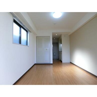 二面採光の明るいお部屋です