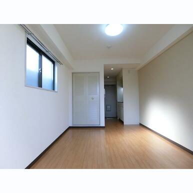 二面採光の明るいお部屋です