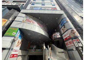 御堂筋線「江坂駅」から徒歩１分です。