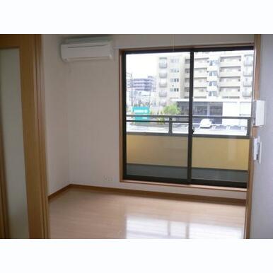 居室6帖はフローリング 窓にはシャッターついてます