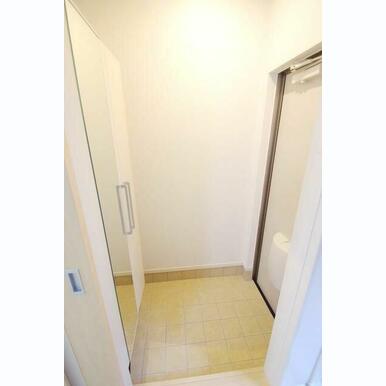 ★鏡付きのシューズボックス付き玄関★