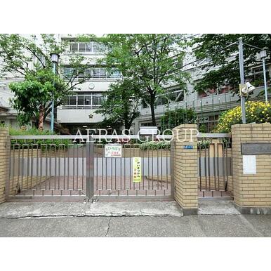 新宿区立天神小学校 距離：203m