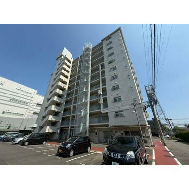 便利な立地の11階建てマンション