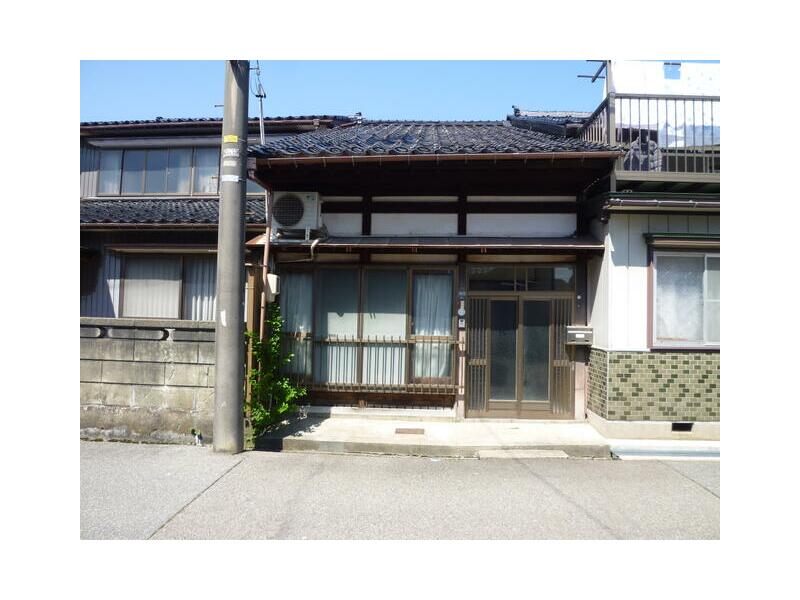 2-story, 6DK in Shugocho 1-chome, Takaoka City (Shimin Byōin Mae Station)