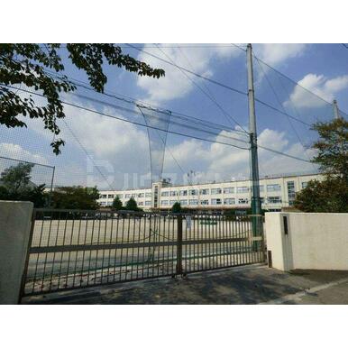 足立区立弘道第一小学校 距離:100m