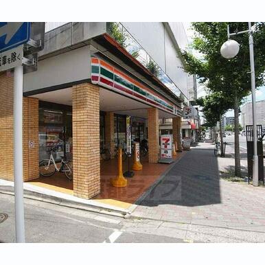 セブンイレブン京都大石橋店 距離:235m