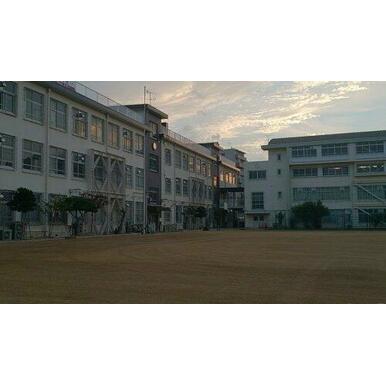 神戸市立原田中学校 距離：198m