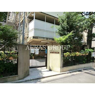 新宿区立牛込第二中学校 距離：902m