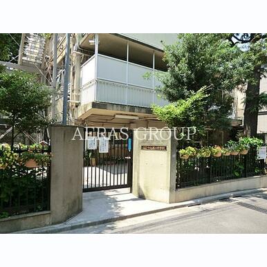 新宿区立牛込第二中学校 距離:902m