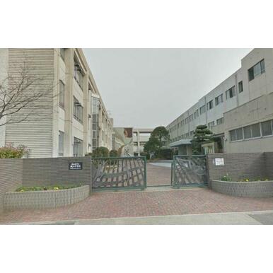 市立城山中学校 距離：740m