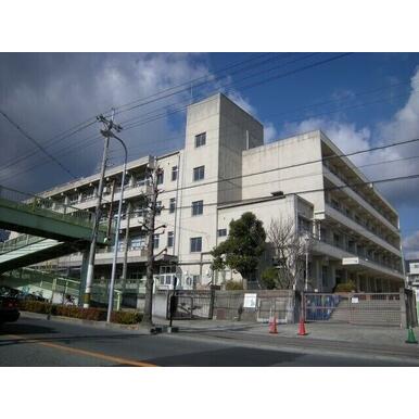 中小学校 距離：704m