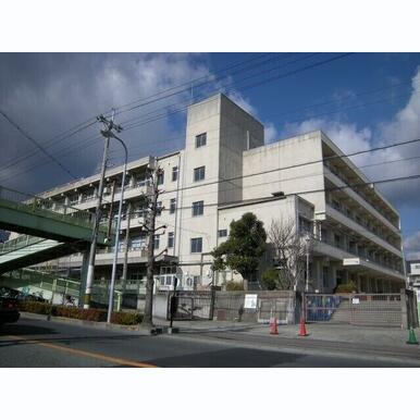 中小学校 距離:704m