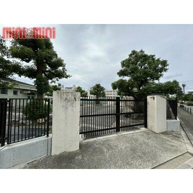 大阪市立新北野中学校 距離：272m