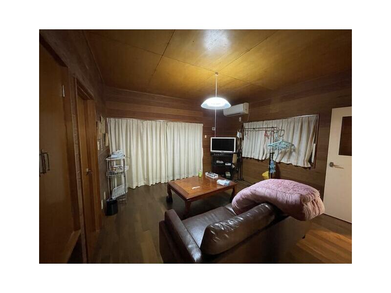 20 minutes by car from Ino Station