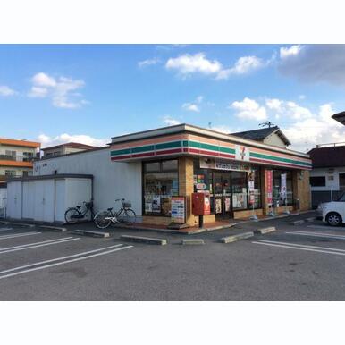 セブンイレブン和歌山津秦店 距離:1,259m