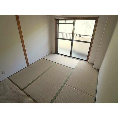 どちらもバルコニーに面して明るいです