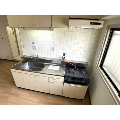 2口コンロ付きの広めキッチン