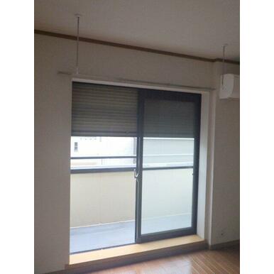 ★防犯シャッターと便利な室内物干しフック★