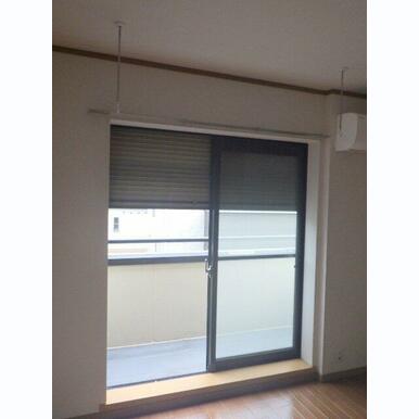★防犯シャッターと便利な室内物干しフック★