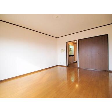 １０帖のお部屋はベットを置いても狭くならないです