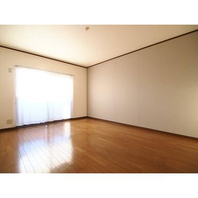 西向きで夕方までお部屋が明るいです