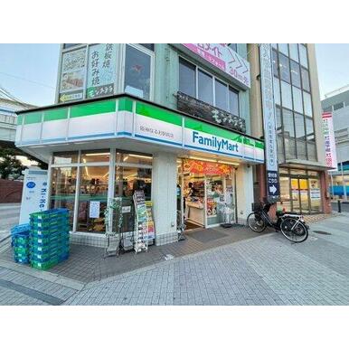 ファミリーマート 阪神なるお駅前店 距離：607m