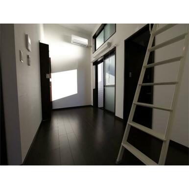 洋室８．７帖　ロフト４．９帖（収納でもお部屋でも使えます）