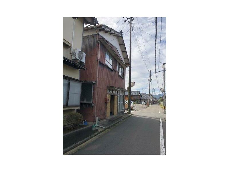 8 minutes on foot from JR Ban'etsu West Line "Niitsu" Station