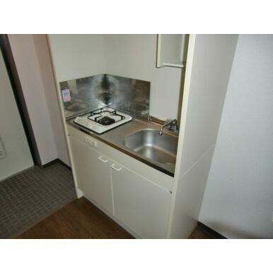 １口のガスコンロ付き、１人暮らしの料理にはちょうどいいですね