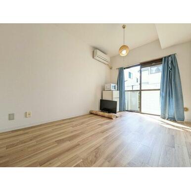 約6帖の洋室です。内装リフォーム済で明るいお部屋です◎